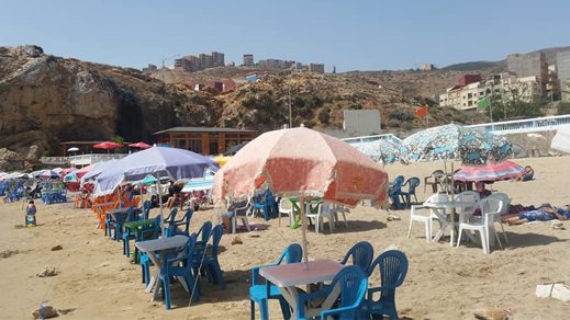 بالصور.. ظاهرة إحتلال الشواطئ بالمظلات والكراسي في الحسيمة تثير إستياء المصطافين