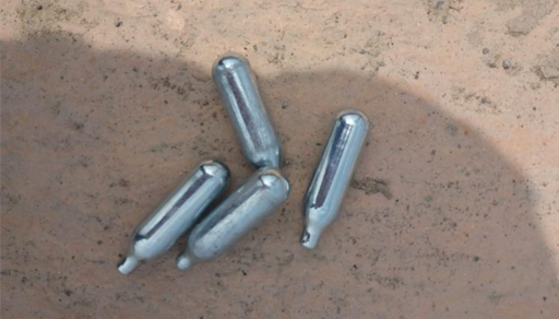 مثير.. اتهامات لأفراد الجالية المقيمة بأوروبا بإدخال مخدر "غاز الضحك' الى الحسيمة مثير.. اتهامات لأفراد الجالية المقيمة بأوروبا بإدخال مخدر "غاز الضحك' الى الحسيمة