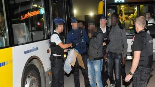 الشرطة البلجيكية تقود حملة واسعة للبحث عن مهاجرين غير شرعيين داخل الحافلات 