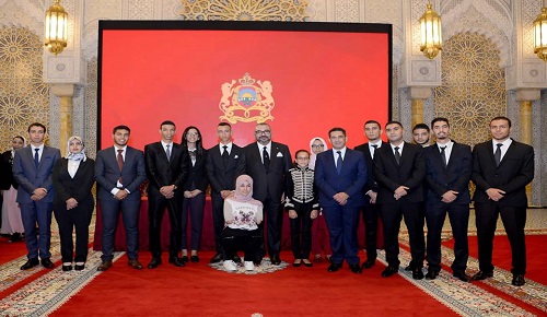 الملك محمد السادس يوشح الطالب الناظوري أسامة أكردوع الحاصل على جوائز دولية في تطوير المعلوميات