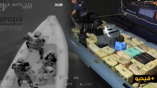 بالفيديو.. اعتراض قاربين يسفر عن حجز 5 أطنان من الحشيش وإعتقال 5 إشخاص بينهم مغاربة