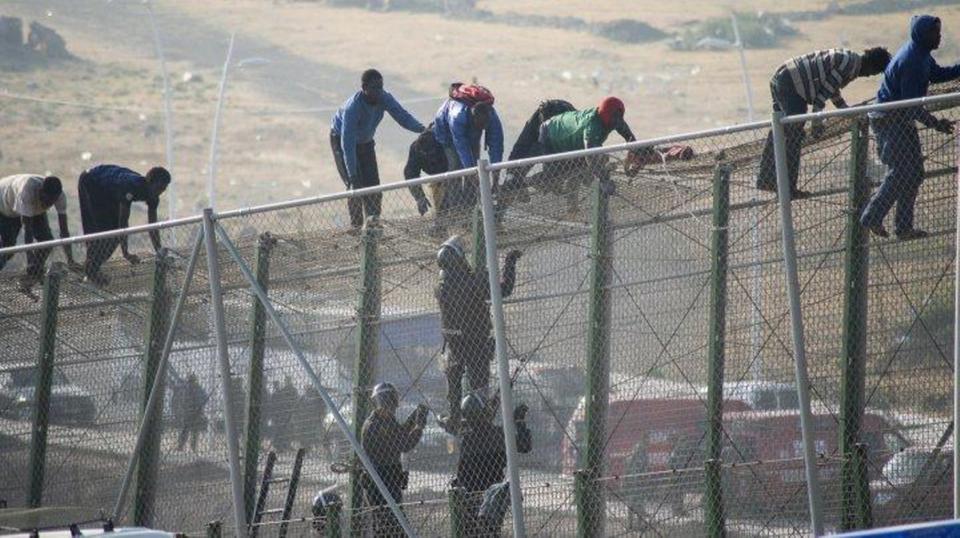 اسبانيا تحسم موضوع الأسلاك الشائكة بمليلية وسبتة