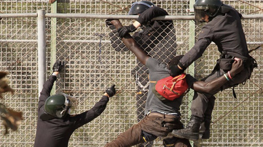 إصابات في صفوف الحرس المدني الإسباني بمليلية بعد إقتحام مهاجرين للسياج الحدودي