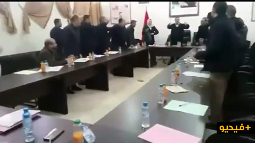 مهزلة.. تراشق بالقنينات بين أعضاء مجلس جماعة بني شيكر بسبب خلاف حول حافلة نقل الطلبة  