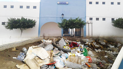 بالصور.. غرق مرفق السوق الأسبوعي بـ"ابن الطيب" في الأزبال والقذارة يسائل المجلس الجماعي عن دوره
