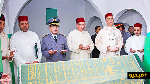  تسليم هبة ملكية للقائمين على ضريح الشريف محمد أمزيان لإحياء ذكرى وفاة الراحل الحسن الثاني