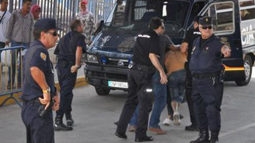طرد مغربي من إسبانيا بعد إعتقاله 21 مرة بتهم مختلفة