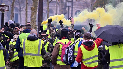 تنازلات جديدة للحكومة الفرنسية تفاديا لاحتجاجات السترات الصفراء