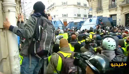 شاهدوا.. شوارع باريس تتحول إلى حلبة للمواجهة بين الشرطة والمتظاهرين
