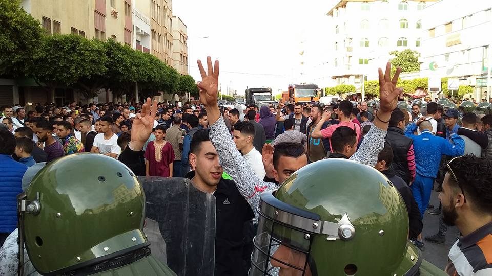 نشطاء يحتجون بالعروي للمطالبة برحيل قائد مقاطعة