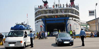المحكمة الإدارية تحكم بالتعويض لفائدة مهاجر مغربي إعتقله الأمن بميناء بني نصار خطأ
