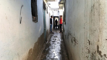 يسكنون دوراً قذرة.. مهاجرون مغاربة على حبال المعاناة بإسبانيا يسكنون دوراً قذرة.. مهاجرون مغاربة على حبال المعاناة بإسبانيا