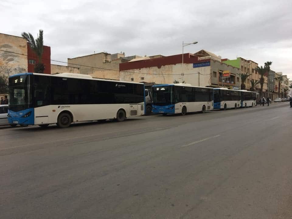 الحركة الطلابية بالعروي تواصل شل حركة حافلات "فيكتاليا" وسط مطالب بتدخل العامل لإنهاء العبث
