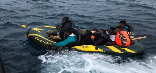 باخرة للمسافرين تُنقذ مهاجرين سريين على وشك الغرق في عرض البحر