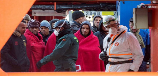 بالفيديو.. توقيف قارب مطاطي في عرض البحر على متنه 24 مهاجرا مغربيا