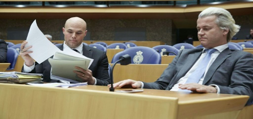 صورة تعود الى الرابع من ابريل 2013 يظهر فيها النائب يورام فان كلافيرين الى اليسار الى جانب زعيم اليمين المتطرف في هولندا غيرت فيلدرز
