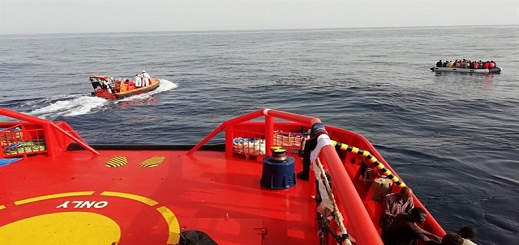 مركز الإنقاذ البحري في ألميريا  يعلن عن تعطل قارب مطاطي في عرض البحر على متنه 64 مهاجرا