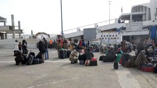 فوضى وتسيب يخيمان على موسم هجرة "عاملات الفراولة" بالميناء 
