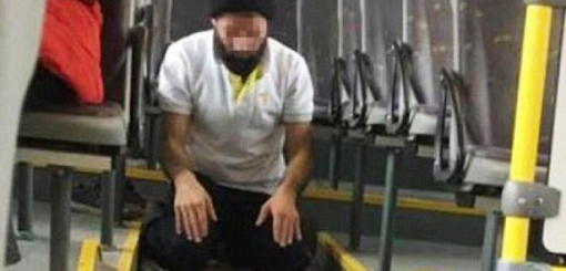 حزب بلجيكي يسخر من سائق أدى الصلاة داخل حافلة النقل العمومي