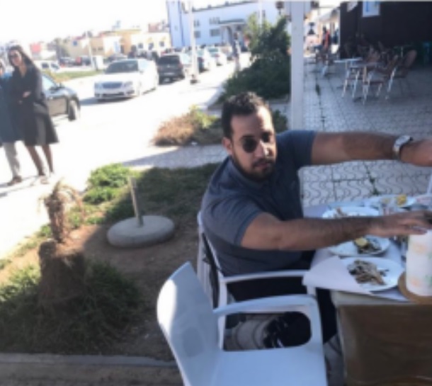 صور "أليكساندر" الحارس الشخصي للرئيس الفرنسي ماكرون وهو بمطعم شعبي نواحي الناظور تثير الصحافة