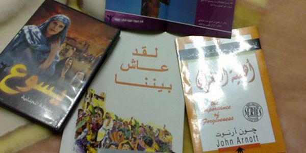 سابقة.. حكم قضائي بالمغرب يعتبر توزيع الإنجيل عملا عاديا
