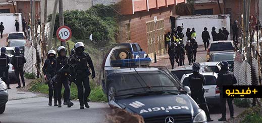 شاهدوا.. الشرطة الإسبانية تداهم منازل لمهاجرين مغاربة بحث عن الأسلحة النارية