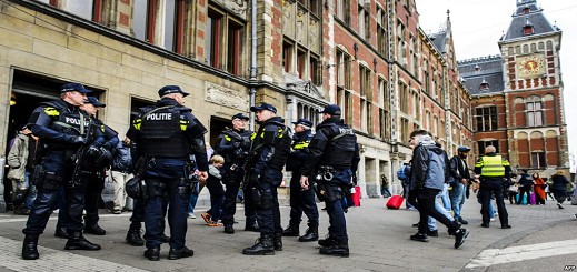الشرطة الهولندية تعتقل شخصا بحوزته مسدس بصدد إعداد هجوم إرهابي