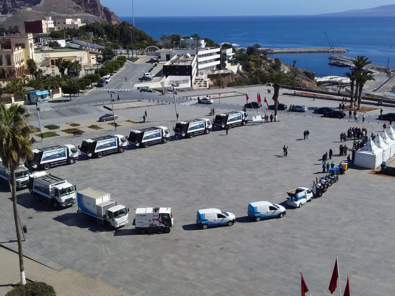 عامل الحسيمة ورئيس مجموعة جماعة النكور غيس يشرفان على تسليم شاحنات عصرية لجمع النفايات