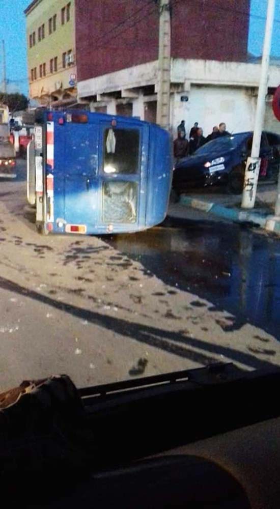 انقلاب سيارة محملة بزيت الزيتون وسط مدينة العروي