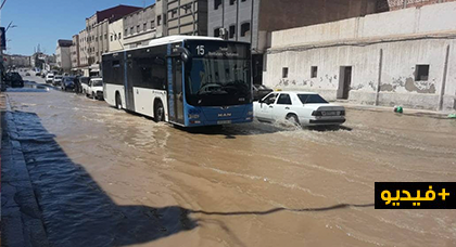 انفجار أنبوب مائي يتسبب في إغراق الشارع الرئيسي بين "جعدار" والناظور وسط استياء الساكنة والسائقين