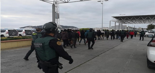 بالفيديو. الأمن الإسباني يوقف 100 مهاجر سري ضمنهم 39 قاصرا بعد مقتل مغربي طعنا بسكين