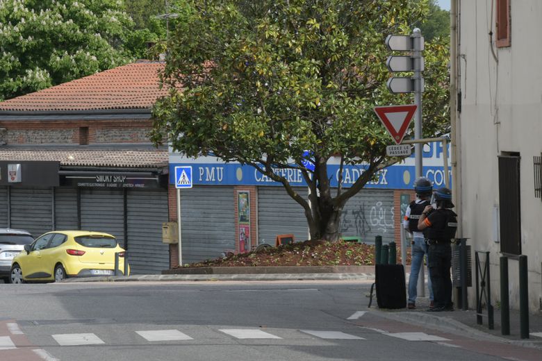 بالصور.. احتجاز عدة رهائن في متجر للتبغ في بلاناك بالقرب من تولوز في فرنسا