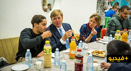 شاهدوا.. ملك هولندا يتناول وجبة الإفطار مع مجموعة من المهاجرين المسلمين بمركز اجتماعي