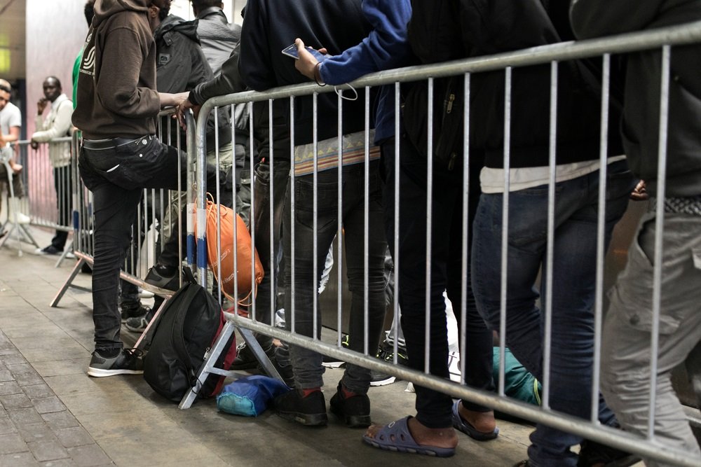 بالصور.. الشرطة البلجيكية تخلي حوالي 200 مهاجر من محطة بروكسل الشمالية