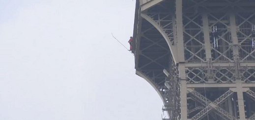 بالفيديو.. إخلاء برج إيفل في العاصمة باريس وتطويقه أمنيا بعد رصد رجل مشبوه يتسلقه  بالفيديو.. إخلاء برج إيفل في العاصمة باريس وتطويقه أمنيا بعد رصد رجل مشبوه يتسلقه