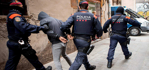 شاهدوا.. تفكيك شبكة لتهريب المخدرات وإعتقال 20 شخصا بينهم مغاربة