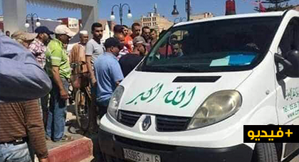 شاهدوا.. ردود فعل غاضبة اثر اقدام شرطي مرور على عرقلة جنازة من أجل تحرير مخالفة لسائق الاسعاف