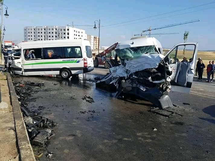 مصرع أربعة أشخاص من بينهم امرأة إثر إصطدام عنيف بين حافلتين لنقل العمال