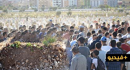 تشييع جثمان جدة وحفيدتها ضحيتا حادث صدم سيارة لستة نساء بالعروي في موكب جنائزي مهيب 