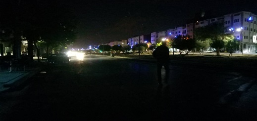 غرق الشارع الرئيسي الرابط بين الناظور وأزغنغان في ظلام دامس لأسبوع بحاله يثير تذمر الساكنة