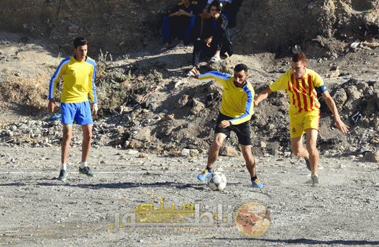 شوهة.. سخرية عارمة من مسؤولين ومنتخبين حضروا نهائي دوري أقيم في أغرب ملعب لكرة القدم بالريف 