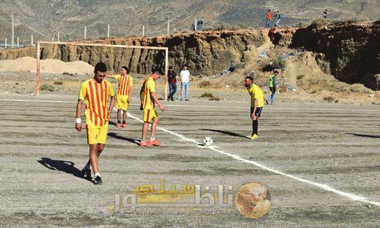 شوهة.. سخرية عارمة من مسؤولين ومنتخبين حضروا نهائي دوري أقيم في أغرب ملعب لكرة القدم بالريف 