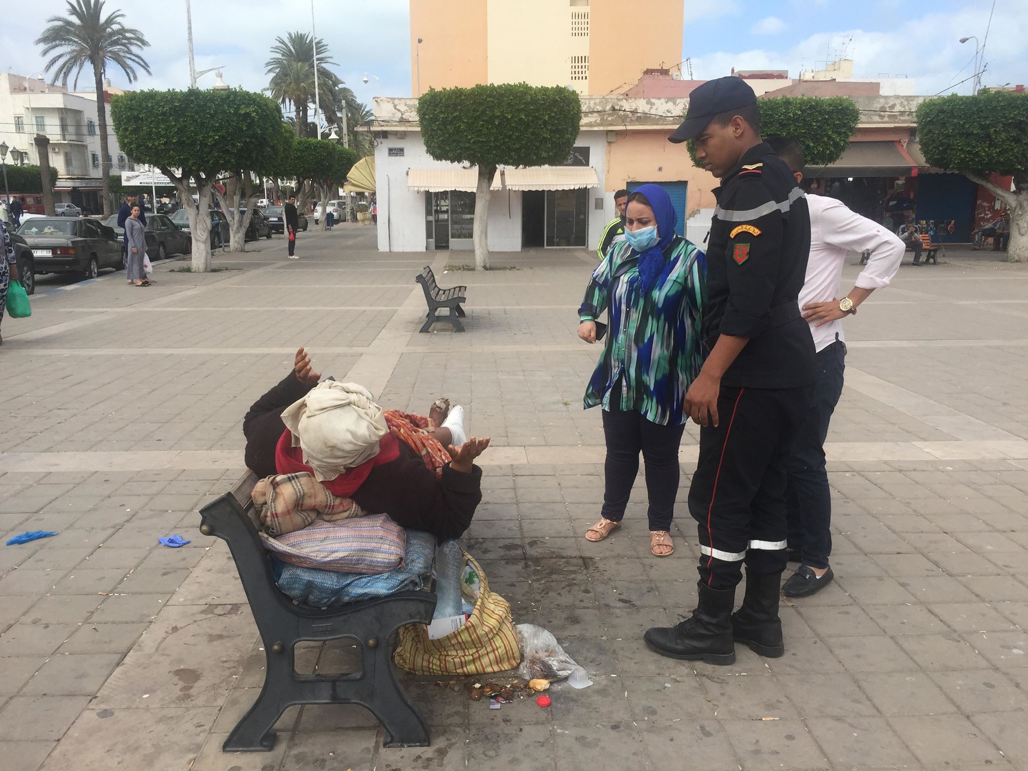 نشطاء يطلقون نداء لإنقاذ متشردة بالناظور تعاني من التدويد الجلدي والتعفنات 
