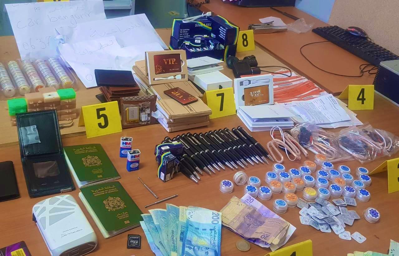بالصور.. حجز معدات إلكترونية متطورة تستعمل في الغش وتوقيف شخصين 
