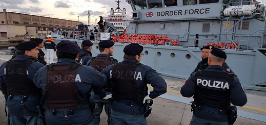 دولة أوروبية تسن قانونا لإحتجاز سفن المهاجرين  التي تدخل مياهها الإقليمية ‏