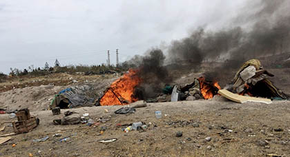 سلطات بني أنصار تحرق خياما بلاستيكية ينصبها الحراكة والمتشردون للإيواء في انتظار الحريك سلطات بني أنصار تحرق خياما بلاستيكية ينصبها الحراكة والمتشردون للإيواء في انتظار الحريك