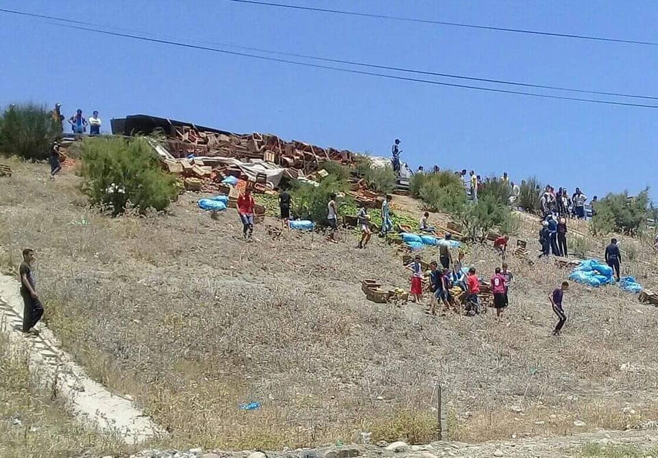 شاهدوا بالفيديو.. انقلاب شاحنة محملة بالخضر والفواكه كانت قادمة الى الناظور وحمولتها تتعرض للنهب