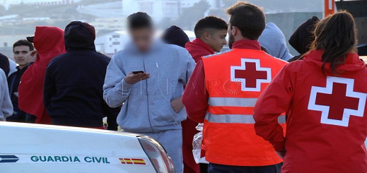 الشرطة الإسبانية تنقذ 7 مهاجرين مغاربة من وسط البحر وتسلمهم للسلطات المغربية