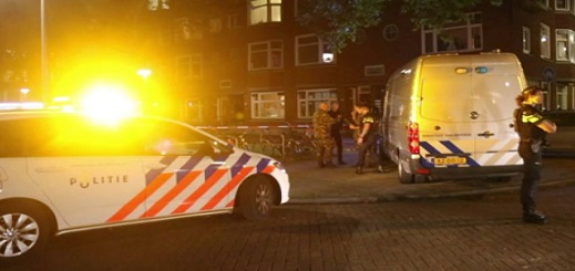 في حادث خطير....شخص يهاجم بواسطة سكين المصلين بمسجد "بريدا" بهولندا في حادث خطير....شخص يهاجم بواسطة سكين المصلين بمسجد "بريدا" بهولندا