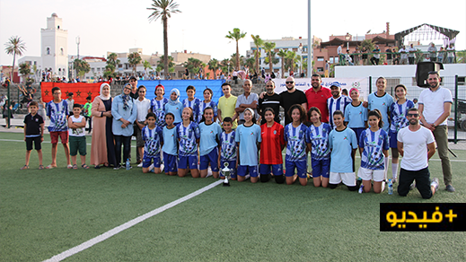 لقاء حبي بين لاعبات نادي طارق لكرة القدم احتفالا بتفوقهن الدراسي 